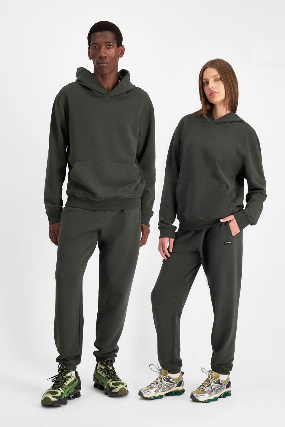 India (She/Her) wears size M and is 180cm tall with 88cm chest and 26cm waist & Emmanuel (He/Him) wears size M and is 182cm tall with 93cm chest and 73cm waist