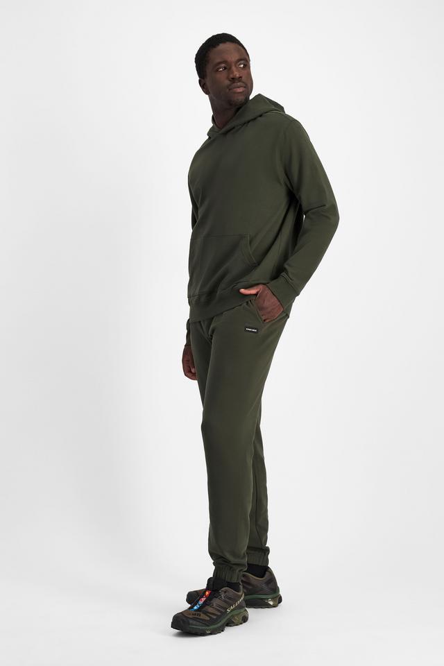 Emmanuel (He/Him) wears size M and is 183cm tall with 97cm chest and 81cm waist