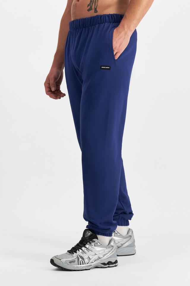 JOSH (He/Him) wears size M and is 185.48cm tall with 99cm chest and 81cm waist