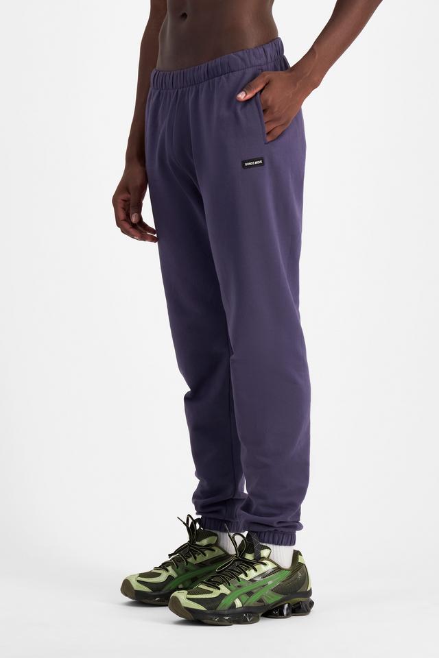 Emmanuel (He/Him) wears size M and is 182cm tall with 93cm chest and 73cm waist