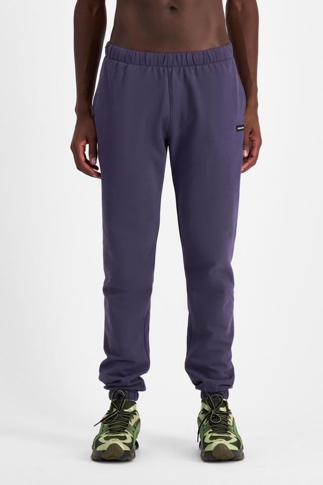 Emmanuel (He/Him) wears size M and is 182cm tall with 93cm chest and 73cm waist