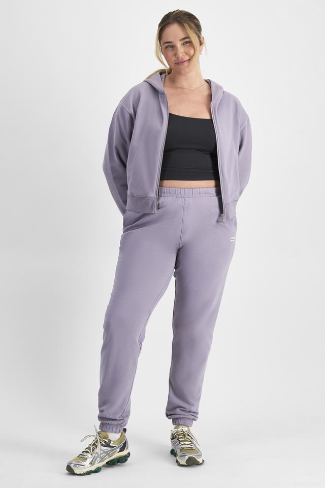 Chanel (She/Her) wears size L and is 176cm tall with 104cm chest and 89cm waist