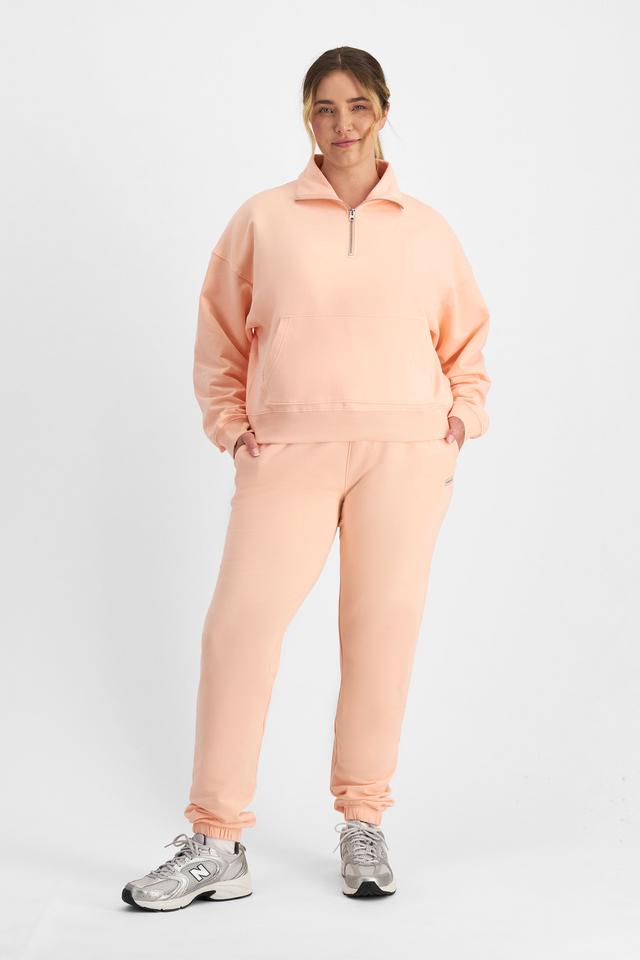 Chanel (She/Her) wears size L and is 176cm tall with 104cm chest and 89cm waist