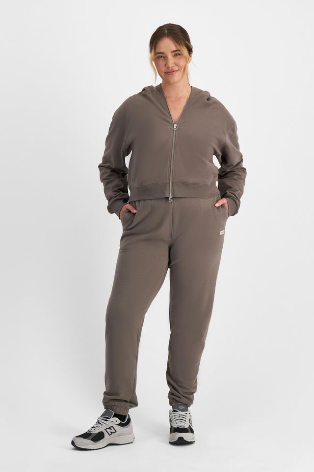 Chanel (She/Her) wears size L and is 176cm tall with 104cm chest and 89cm waist