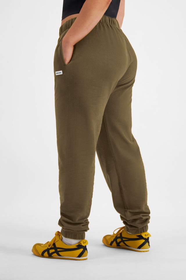 Taylor (She/Her) wears size Medium and is 161cm tall with 98cm chest and 74cm waist