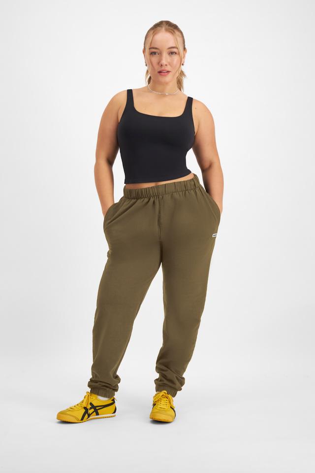 Taylor (She/Her) wears size Medium and is 161cm tall with 98cm chest and 74cm waist
