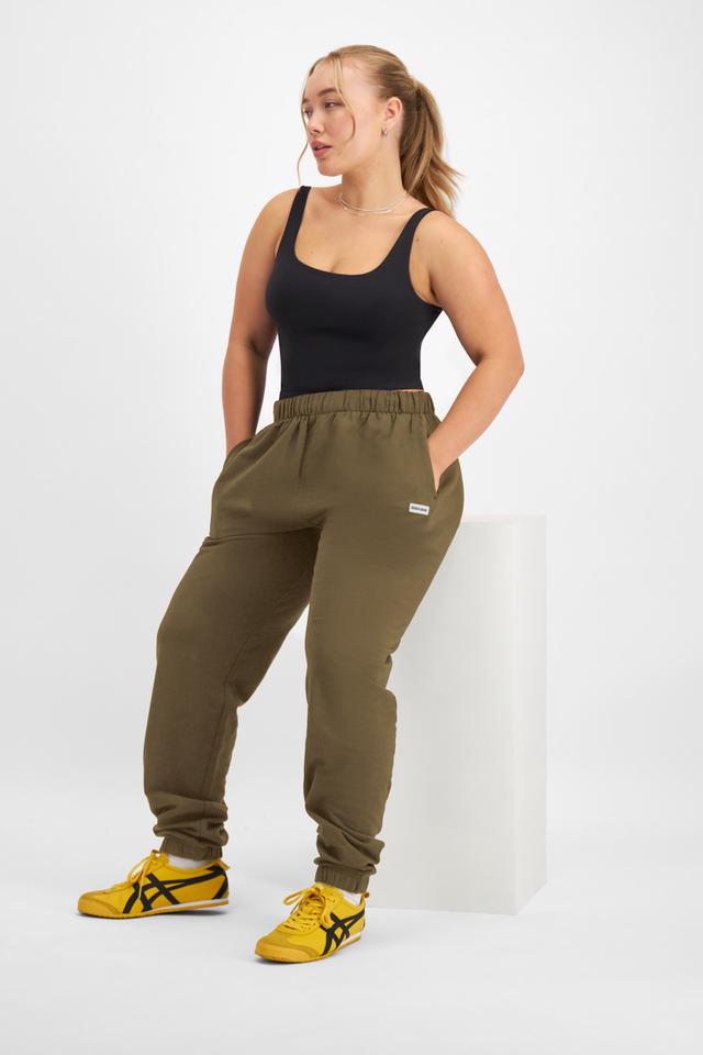 Taylor (She/Her) wears size Medium and is 161cm tall with 98cm chest and 74cm waist