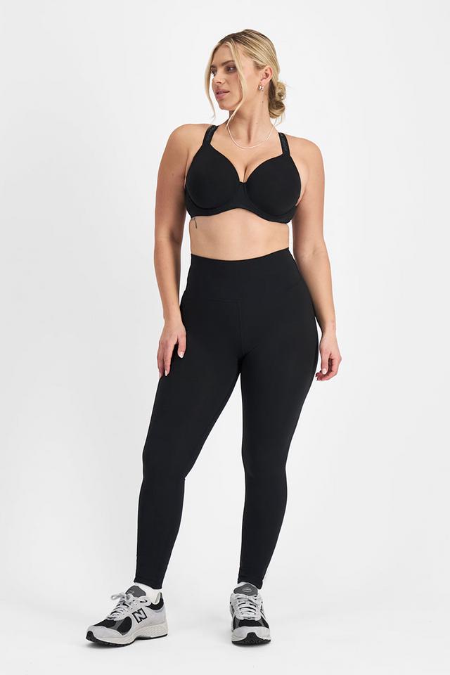 Zoe (She/Her) wears size Large and is 170cm tall with 98cm chest and 85cm waist