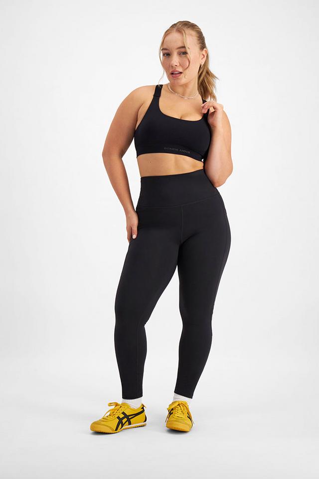Taylor (She/Her) wears size Medium and is 161cm tall with 98cm chest and 74cm waist