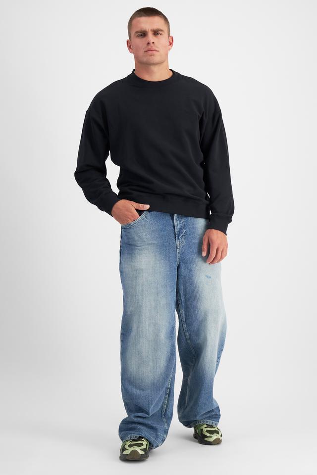 Charlie (He/Him) wears size M and is 183cm tall with 104cm chest and 85cm waist