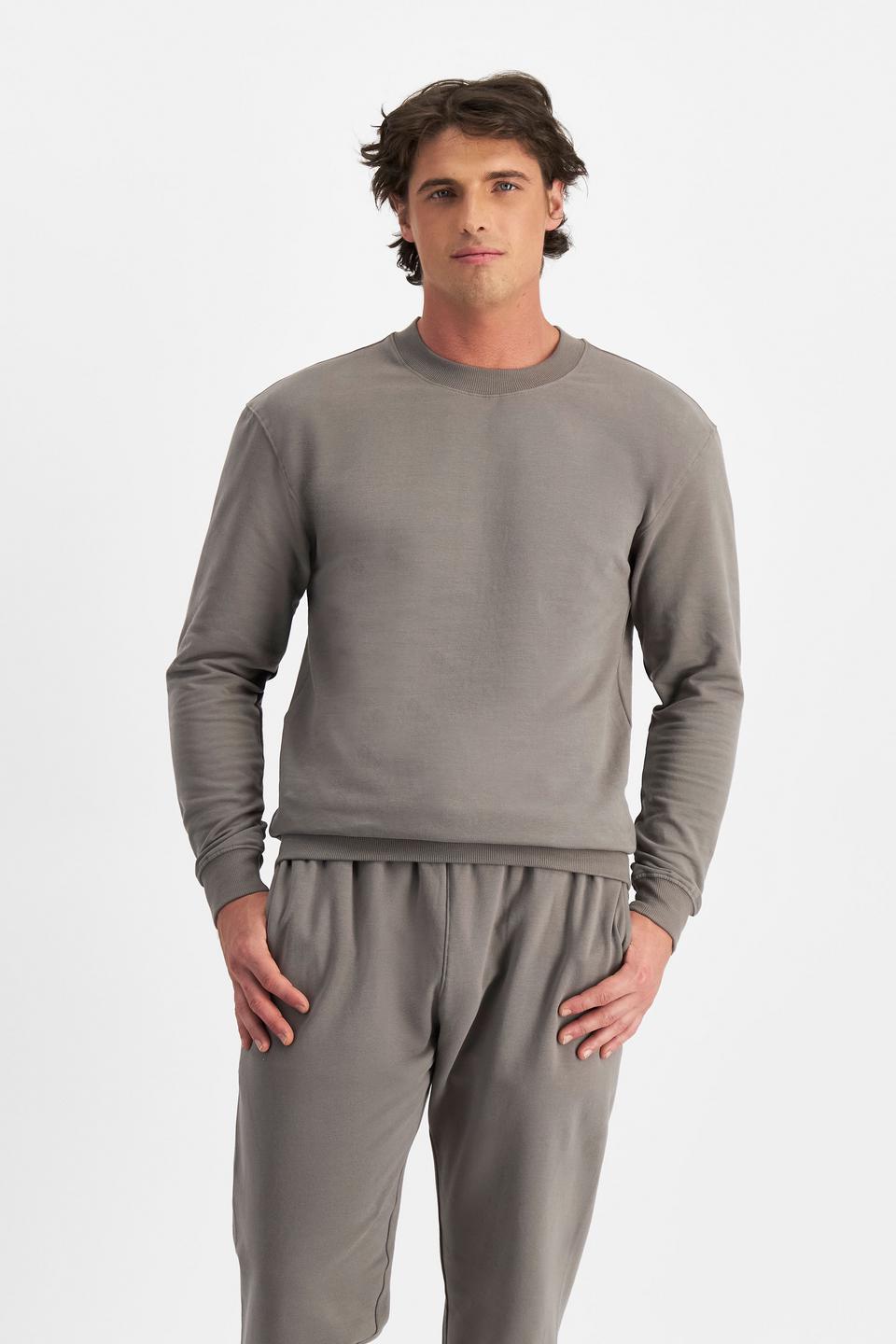 JOSH (He/Him) wears size M and is 185.48cm tall with 99cm chest and 81cm waist