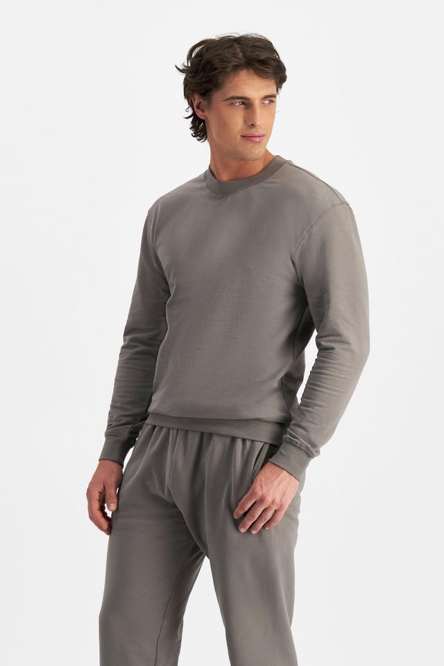 JOSH (He/Him) wears size M and is 185.48cm tall with 99cm chest and 81cm waist