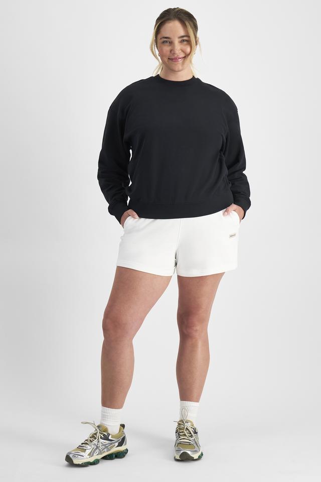 Chanel (She/Her) wears size L and is 176cm tall with 104cm chest and 89cm waist