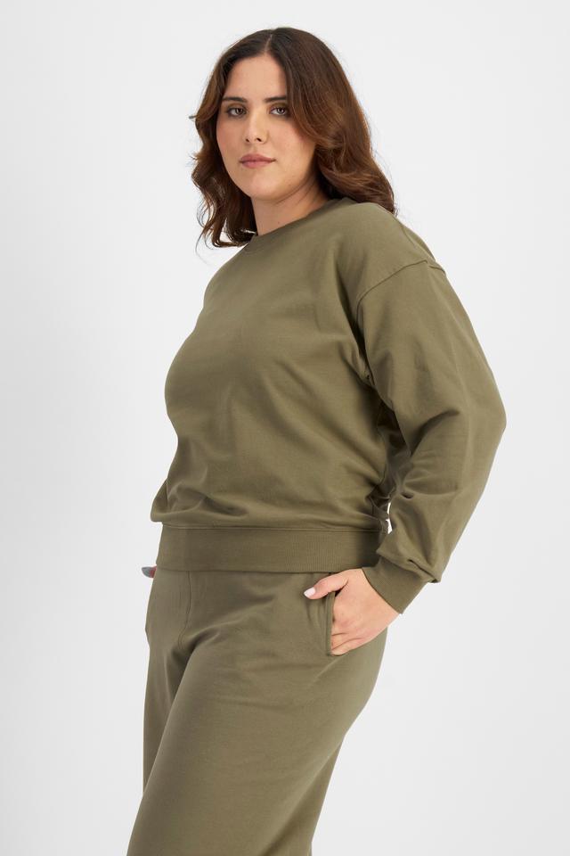 Bella (She/Her) wears size L and is 173cm tall with 95cm chest and 77cm waist