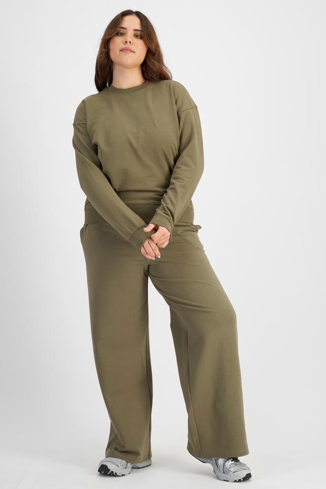 Bella (She/Her) wears size L and is 173cm tall with 95cm chest and 77cm waist