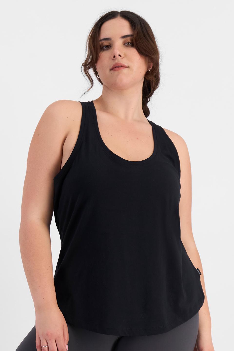 Bella (She/Her) wears size L and is 173cm tall with 95cm chest and 77cm waist