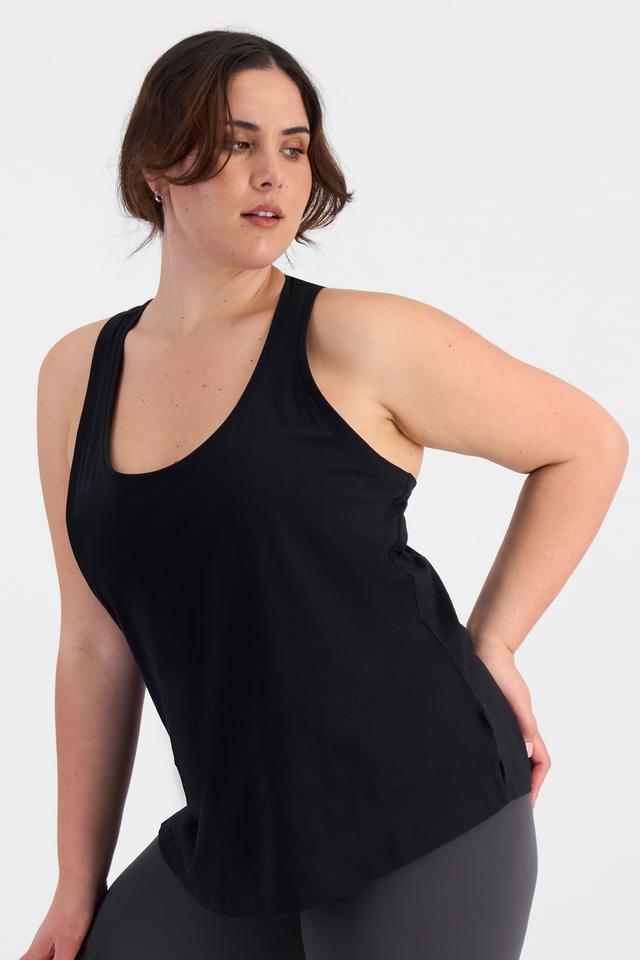 Bella (She/Her) wears size L and is 173cm tall with 95cm chest and 77cm waist