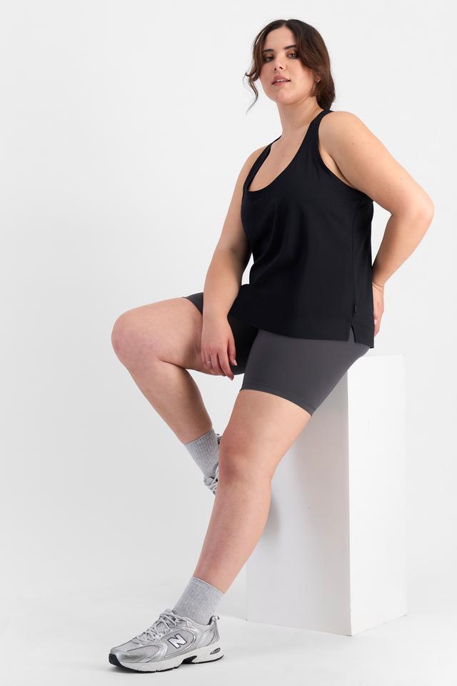 Bella (She/Her) wears size L and is 173cm tall with 95cm chest and 77cm waist