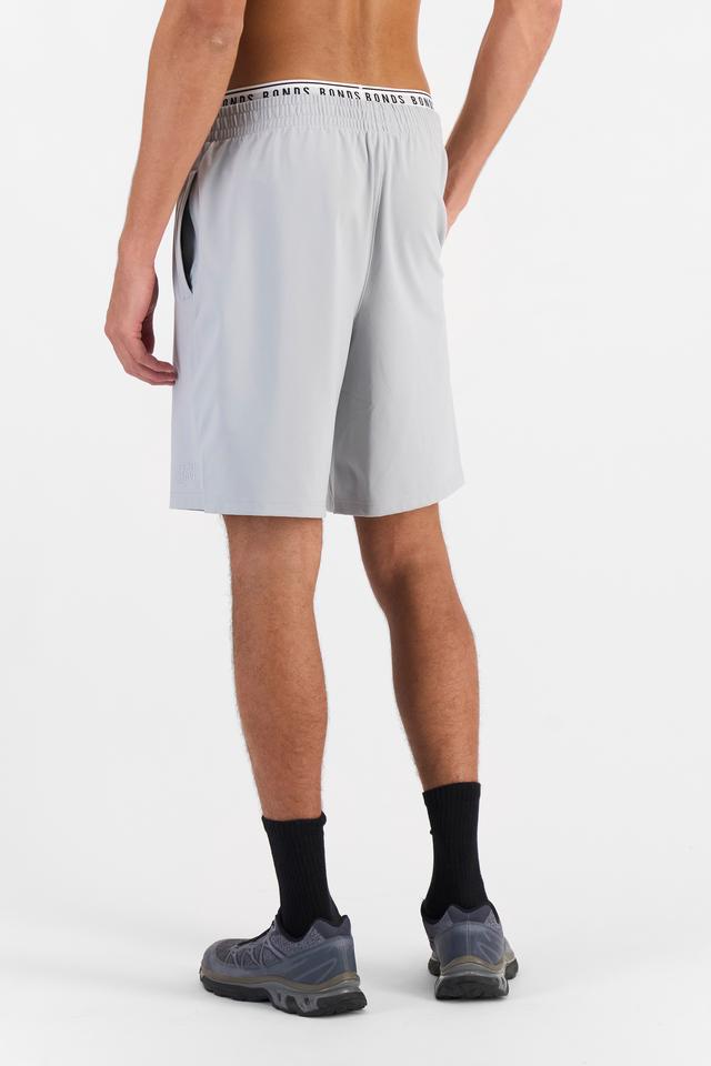 Kya (He/Him) wears size M and is 189cm tall with 99cm chest and 81cm waist