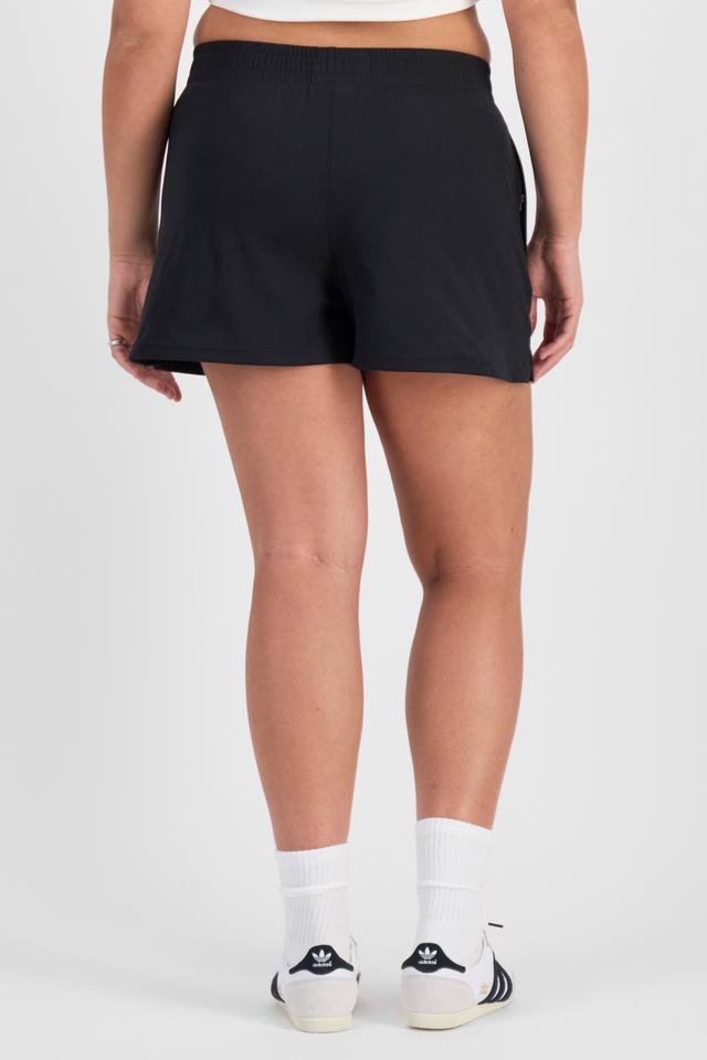 Cameron (She/Her) wears size L and is 179cm tall with 91cm chest and 74cm waist