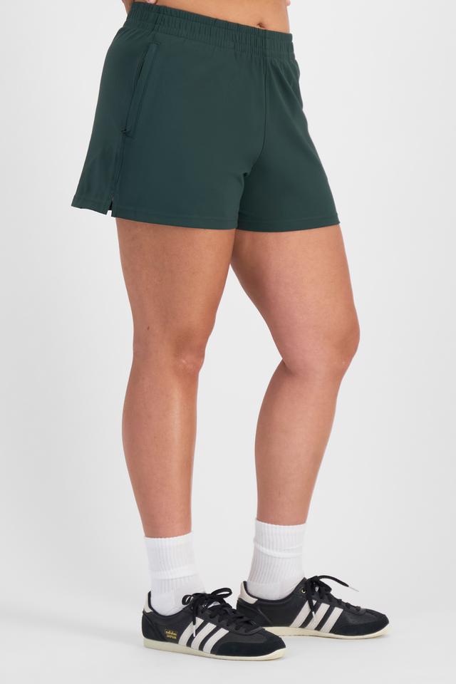 Cameron (She/Her) wears size L and is 179cm tall with 91cm chest and 74cm waist
