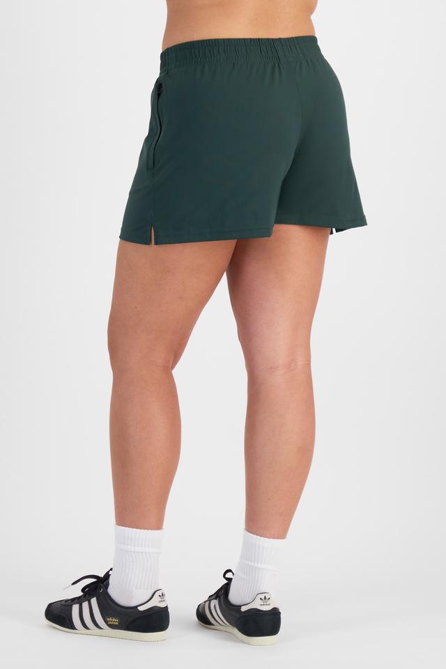 Cameron (She/Her) wears size L and is 179cm tall with 91cm chest and 74cm waist