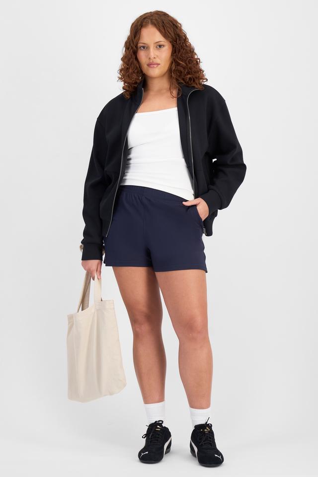 Cameron (She/Her) wears size L and is 179cm tall with 91cm chest and 74cm waist