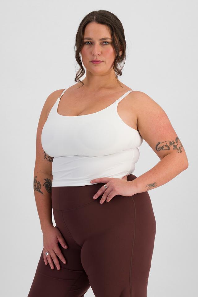 LANI (She/Her) wears size L and is 168cm tall with 115cm chest and 99cm waist