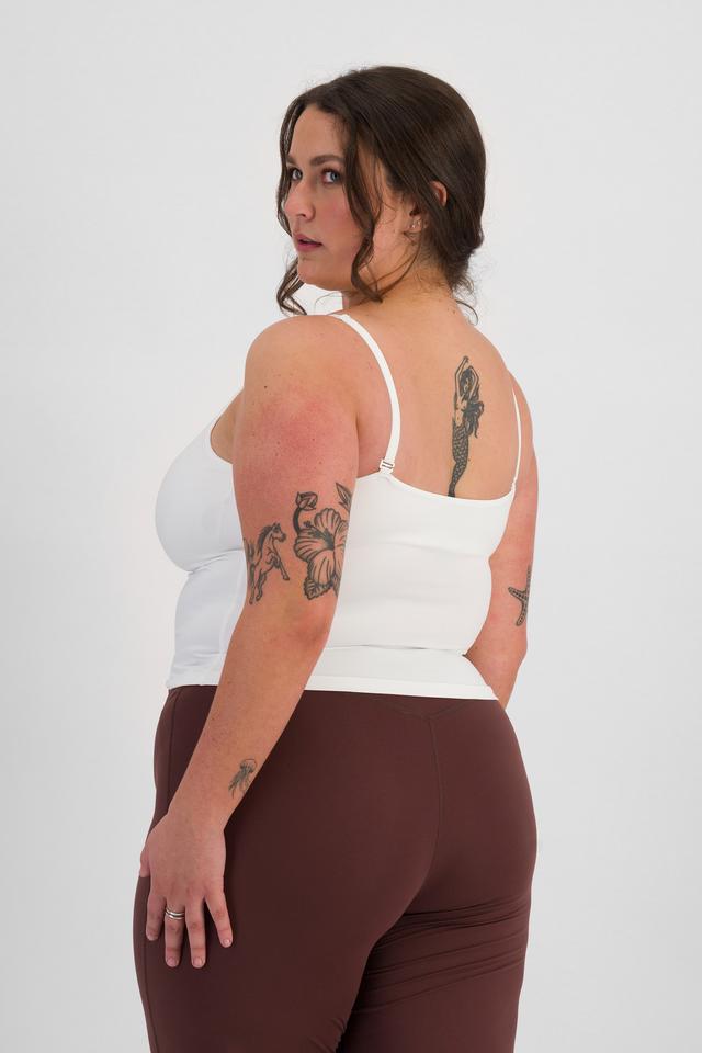 LANI (She/Her) wears size L and is 168cm tall with 115cm chest and 99cm waist