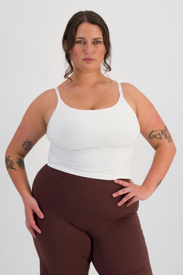 LANI (She/Her) wears size L and is 168cm tall with 115cm chest and 99cm waist