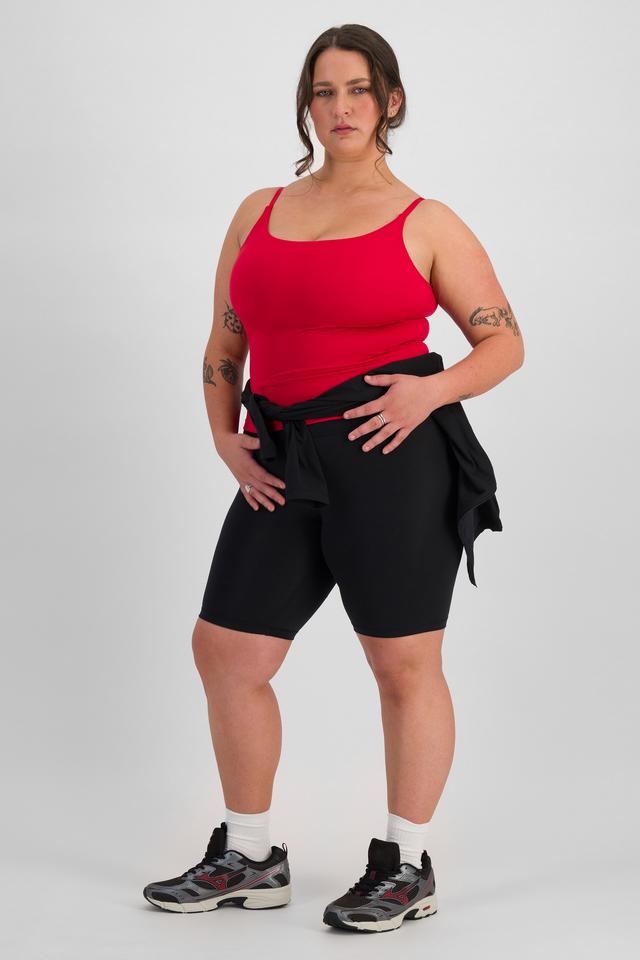 LANI (She/Her) wears size L and is 168cm tall with 115cm chest and 99cm waist