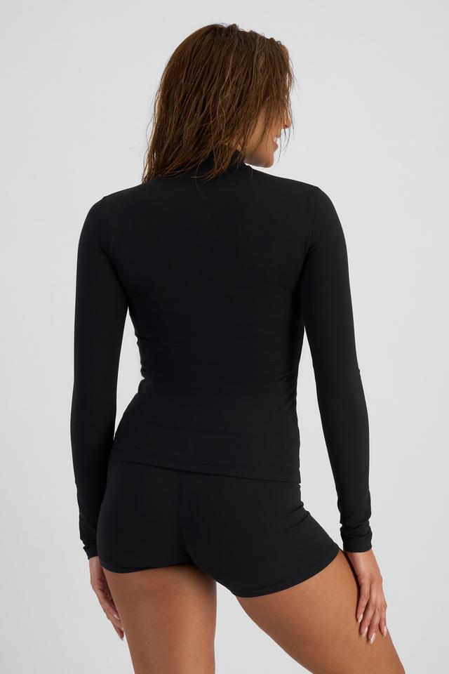 Melissa (She/Her) wears size S and is 169cm tall with 86cm chest and 66cm waist