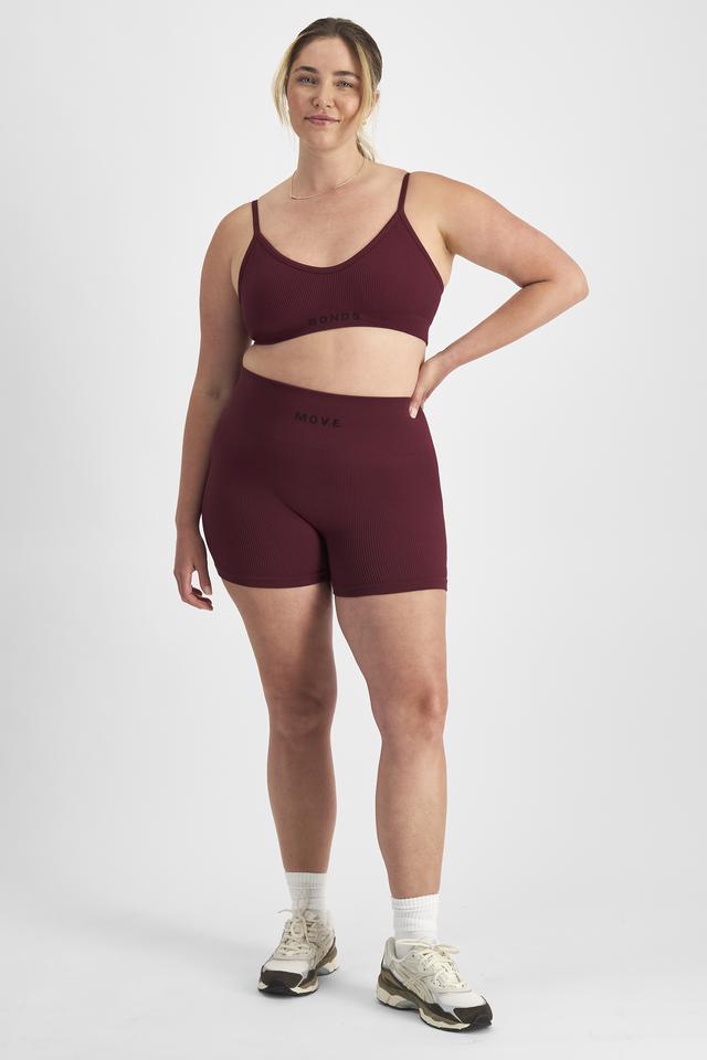 Chanel (She/Her) wears size L and is 176cm tall with 104cm chest and 89cm waist