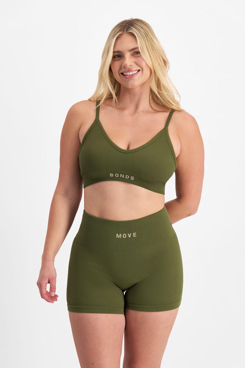 Zoe (She/Her) wears size Large and is 170cm tall with 98cm chest and 85cm waist