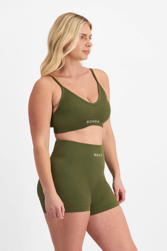 Zoe (She/Her) wears size Large and is 170cm tall with 98cm chest and 85cm waist