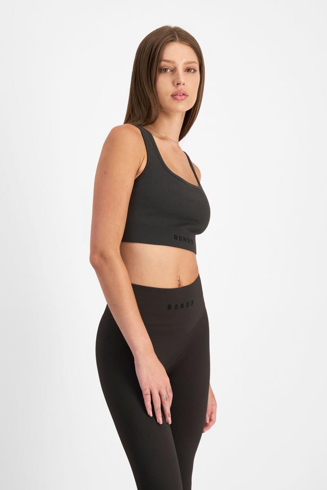 India (She/Her) wears size M and is 180cm tall with 88cm chest and 26cm waist