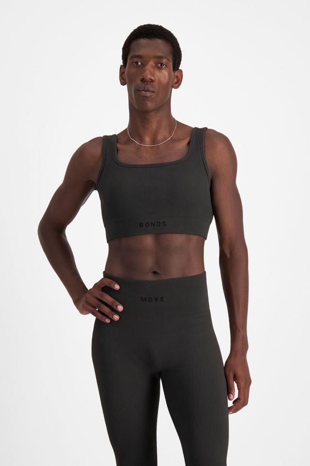 Emmanuel (He/Him) wears size M and is 182cm tall with 93cm chest and 73cm waist