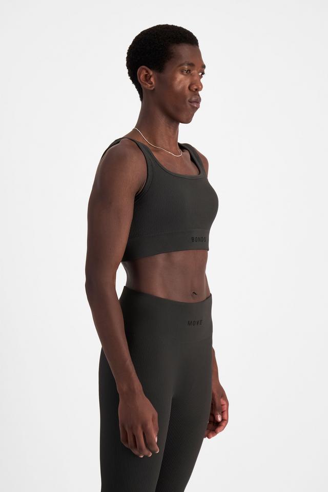 Emmanuel (He/Him) wears size M and is 182cm tall with 93cm chest and 73cm waist