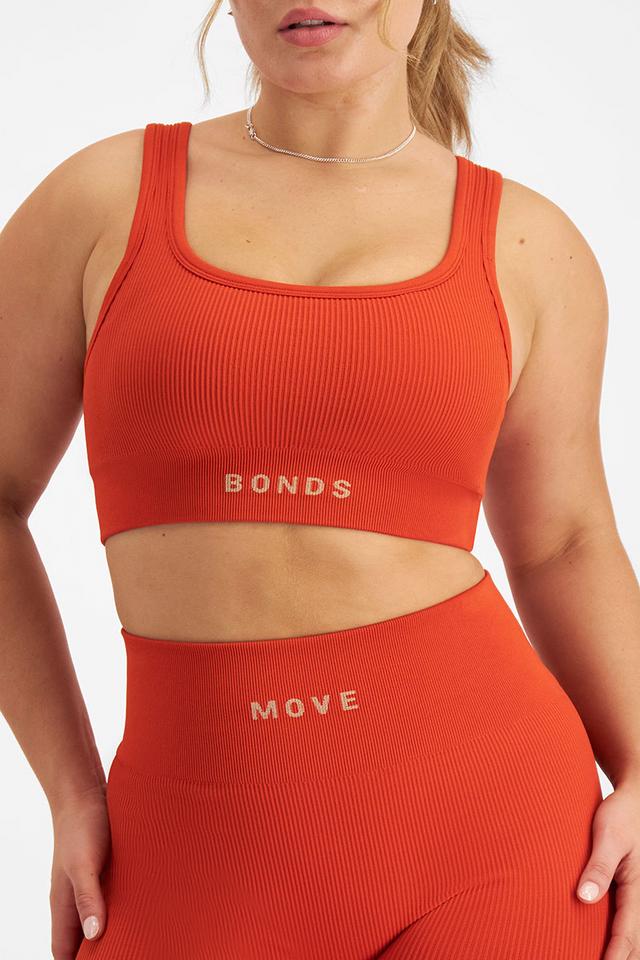 Taylor (She/Her) wears size Medium and is 161cm tall with 98cm chest and 74cm waist