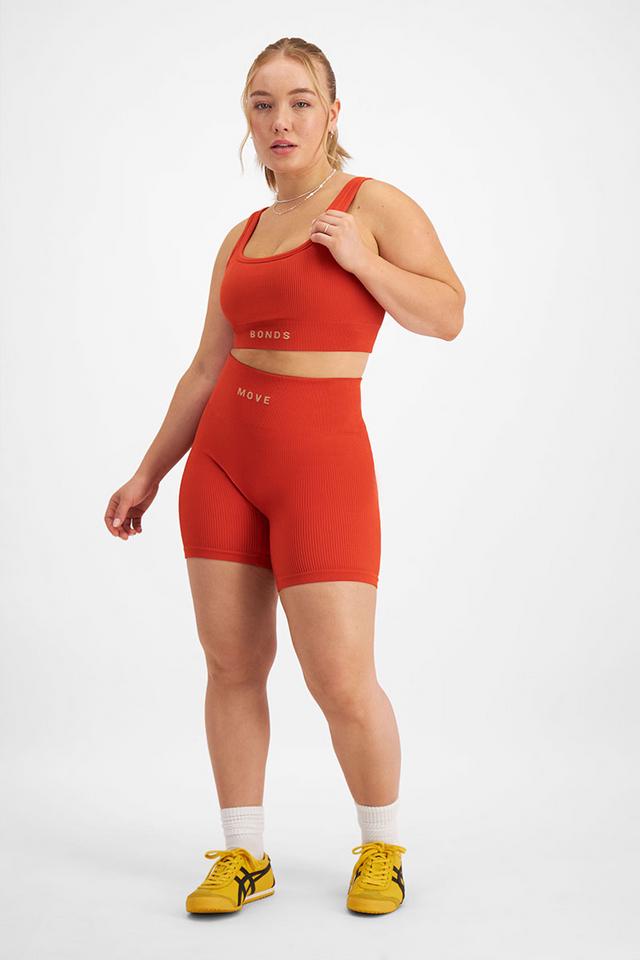 Taylor (She/Her) wears size Medium and is 161cm tall with 98cm chest and 74cm waist