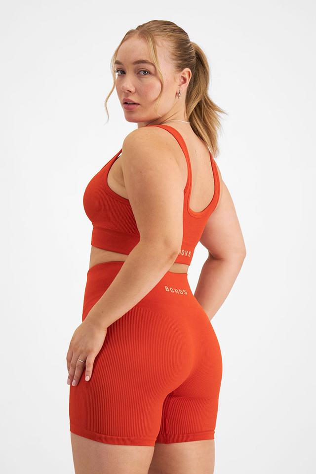 Taylor (She/Her) wears size Medium and is 161cm tall with 98cm chest and 74cm waist