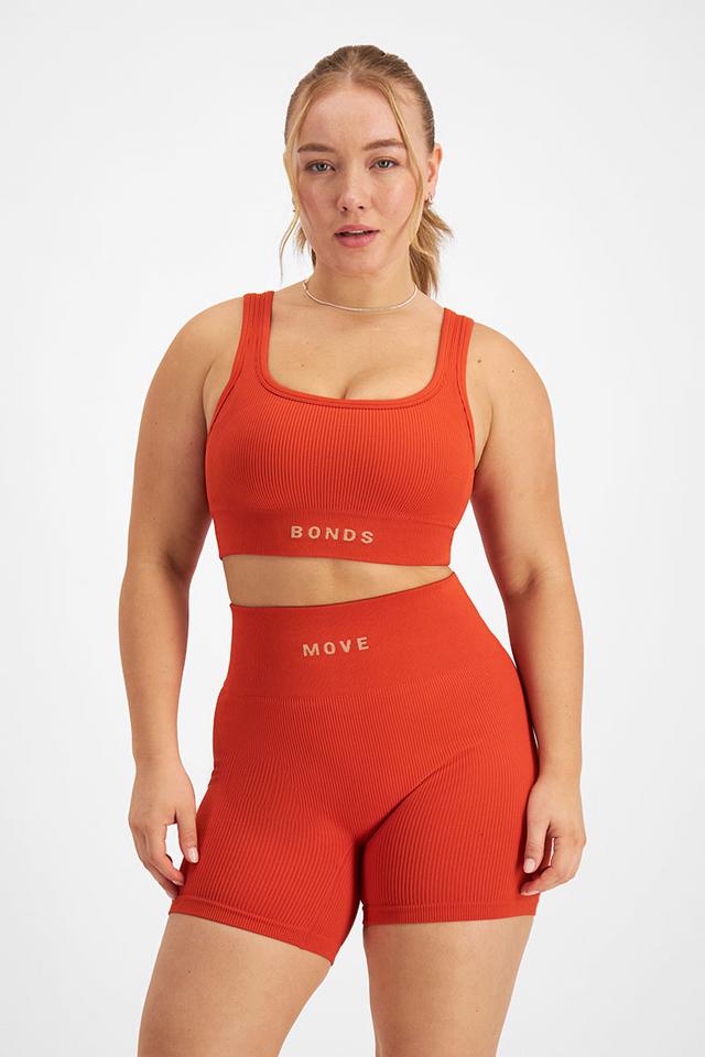 Taylor (She/Her) wears size Medium and is 161cm tall with 98cm chest and 74cm waist