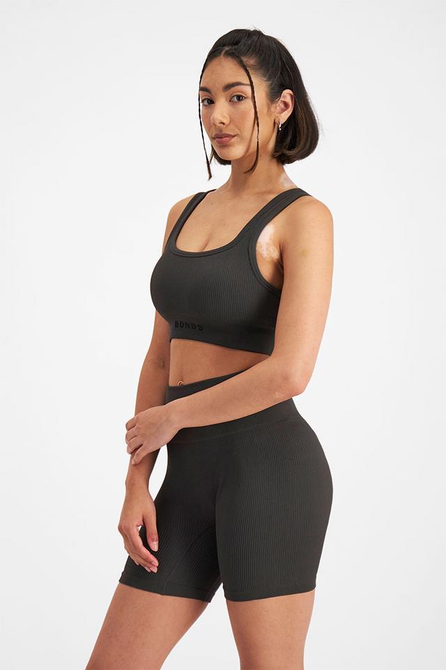 Tia (She/Her) wears size S and is 173cm tall with 81cm chest and 58cm waist