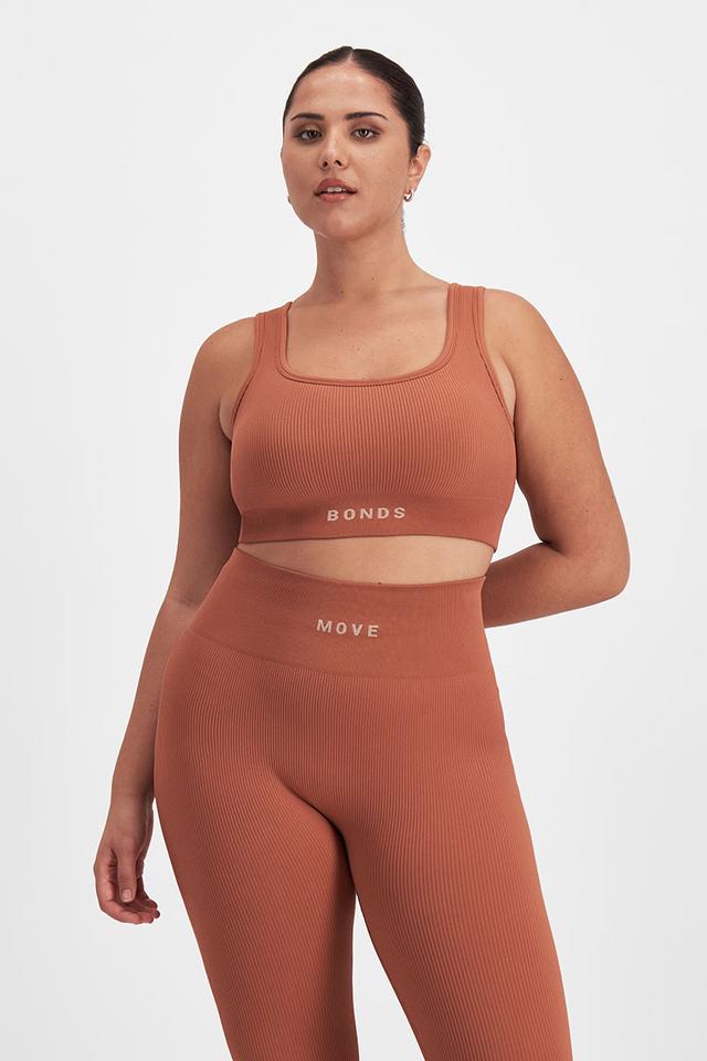 Bella (She/Her) wears size Large and is 173cm tall with 95cm chest and 77cm waist