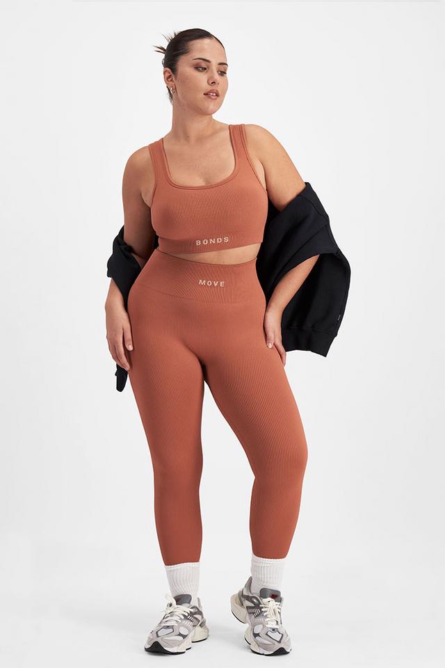 Bella (She/Her) wears size Large and is 173cm tall with 95cm chest and 77cm waist