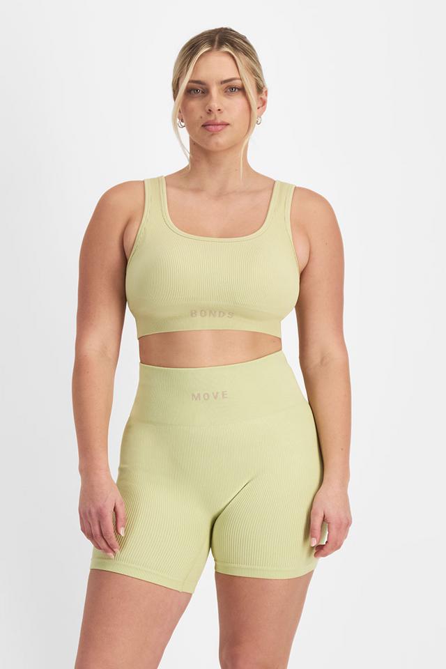 Zoe (She/Her) wears size Large and is 170cm tall with 98cm chest and 85cm waist