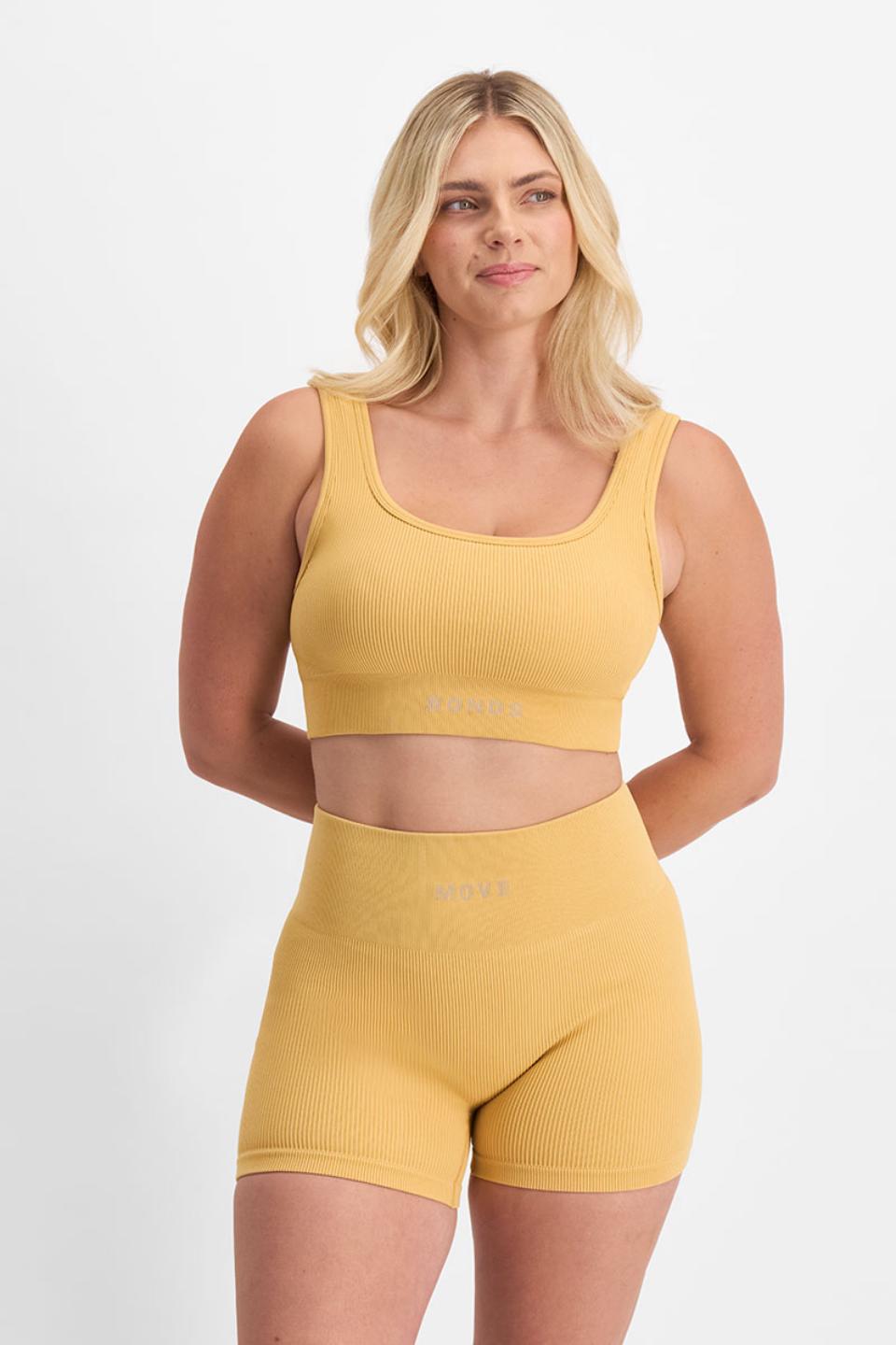 Zoe (She/Her) wears size L and is 170cm tall with 98cm chest and 85cm waist