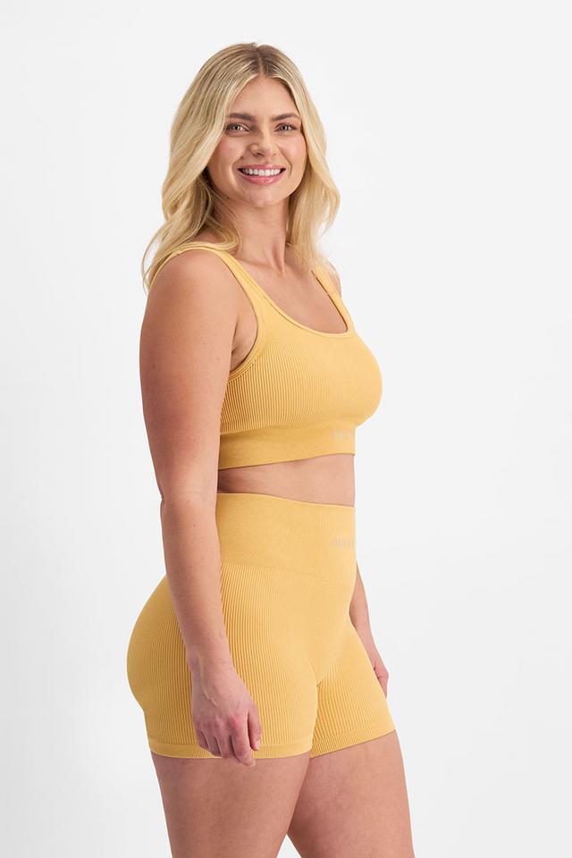 Zoe (She/Her) wears size L and is 170cm tall with 98cm chest and 85cm waist
