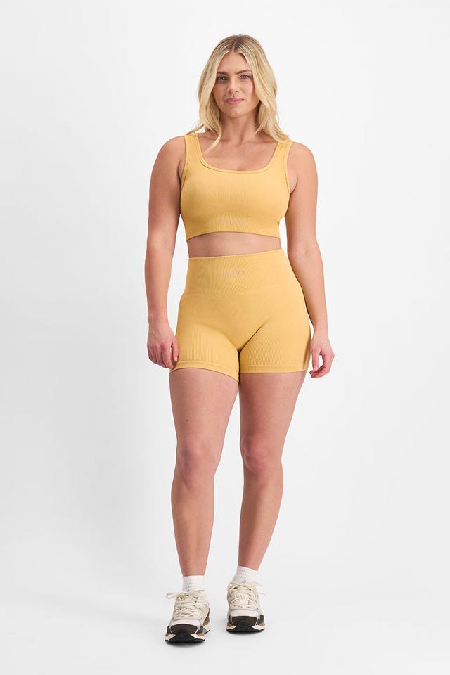 Zoe (She/Her) wears size L and is 170cm tall with 98cm chest and 85cm waist
