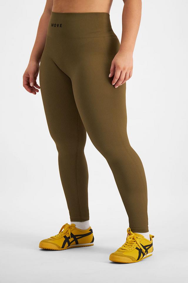 Taylor (She/Her) wears size Medium and is 161cm tall with 98cm chest and 74cm waist